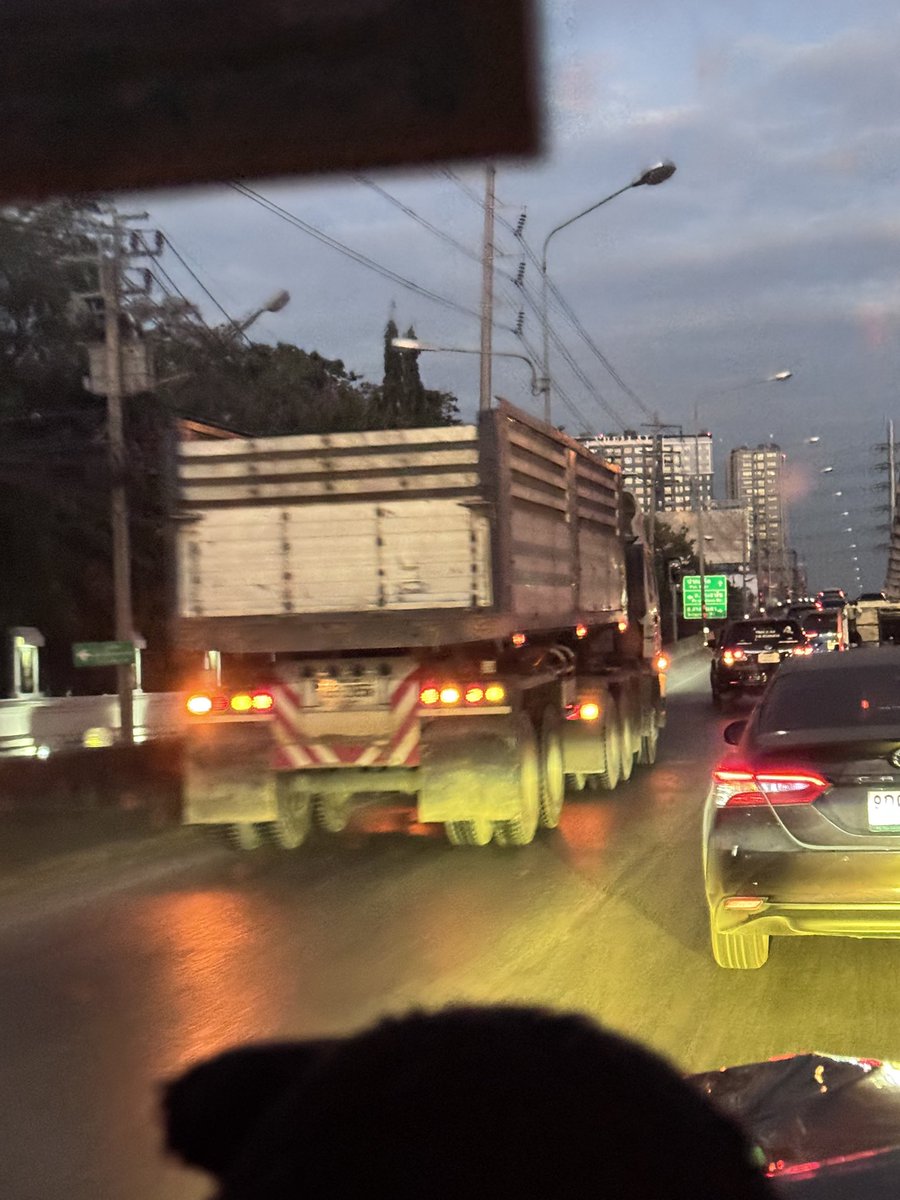 Jay_Thuwanan's tweet photo. มีอุบัติเหตุเชิงสะพานข้ามแยกคลองประปา ถ.แจ้งวัฒนะขาออก เวลา 06.29 น. @js100radio https://t.co/5D0iyo1ZPi