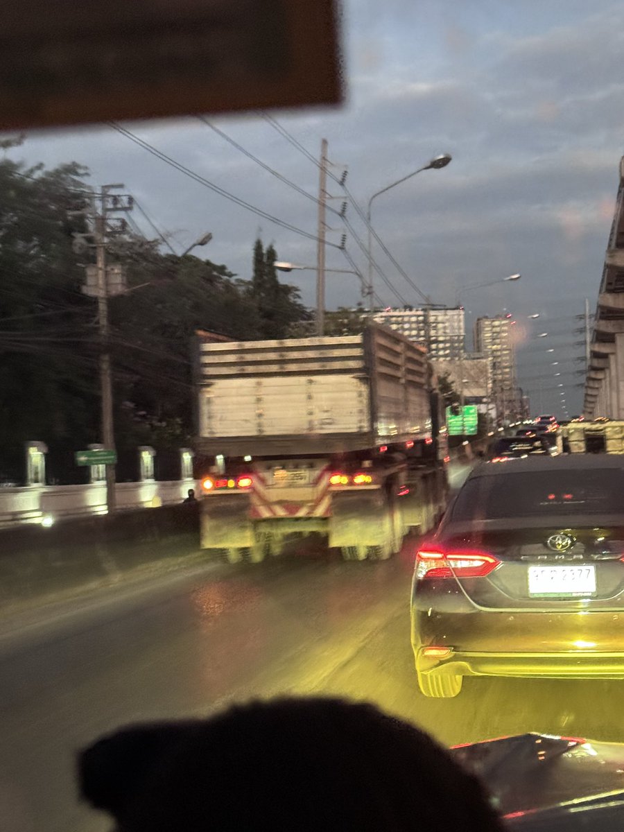 Jay_Thuwanan's tweet photo. มีอุบัติเหตุเชิงสะพานข้ามแยกคลองประปา ถ.แจ้งวัฒนะขาออก เวลา 06.29 น. @js100radio https://t.co/5D0iyo1ZPi