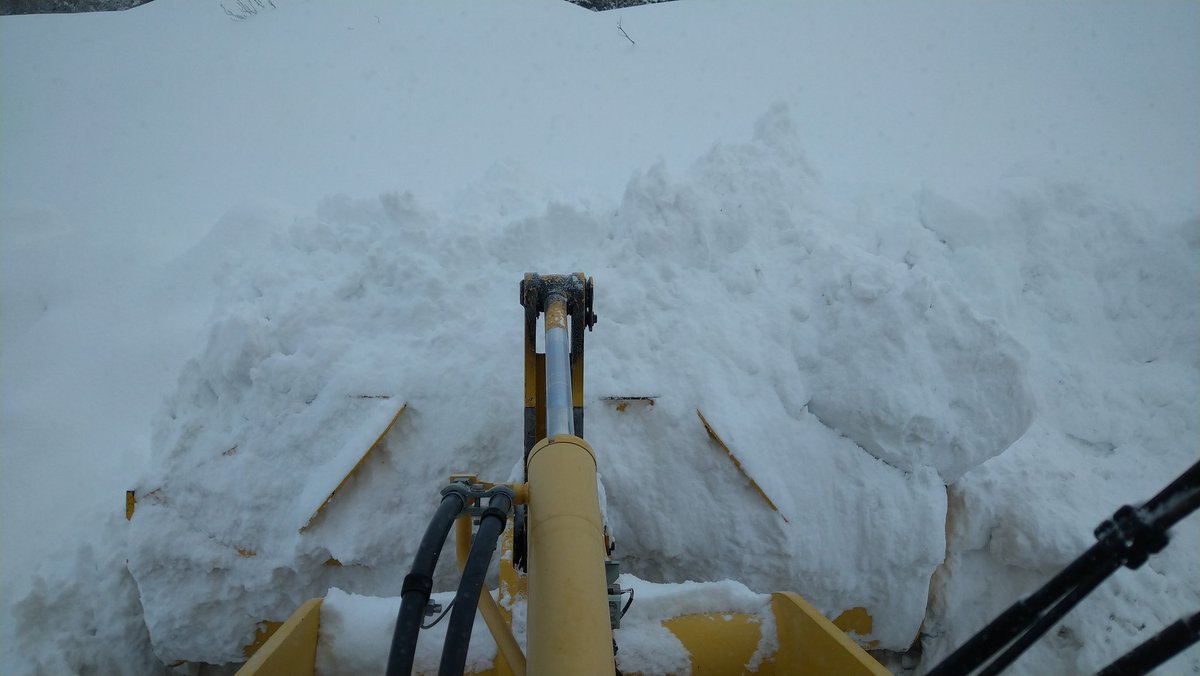 shigep20's tweet photo. 会社も雪がワヤなんですけど😭
雪も溶けて地上に落ちてくれれば雪はねしなくて良いのにさ💧 https://t.co/4EtDDBzUpy