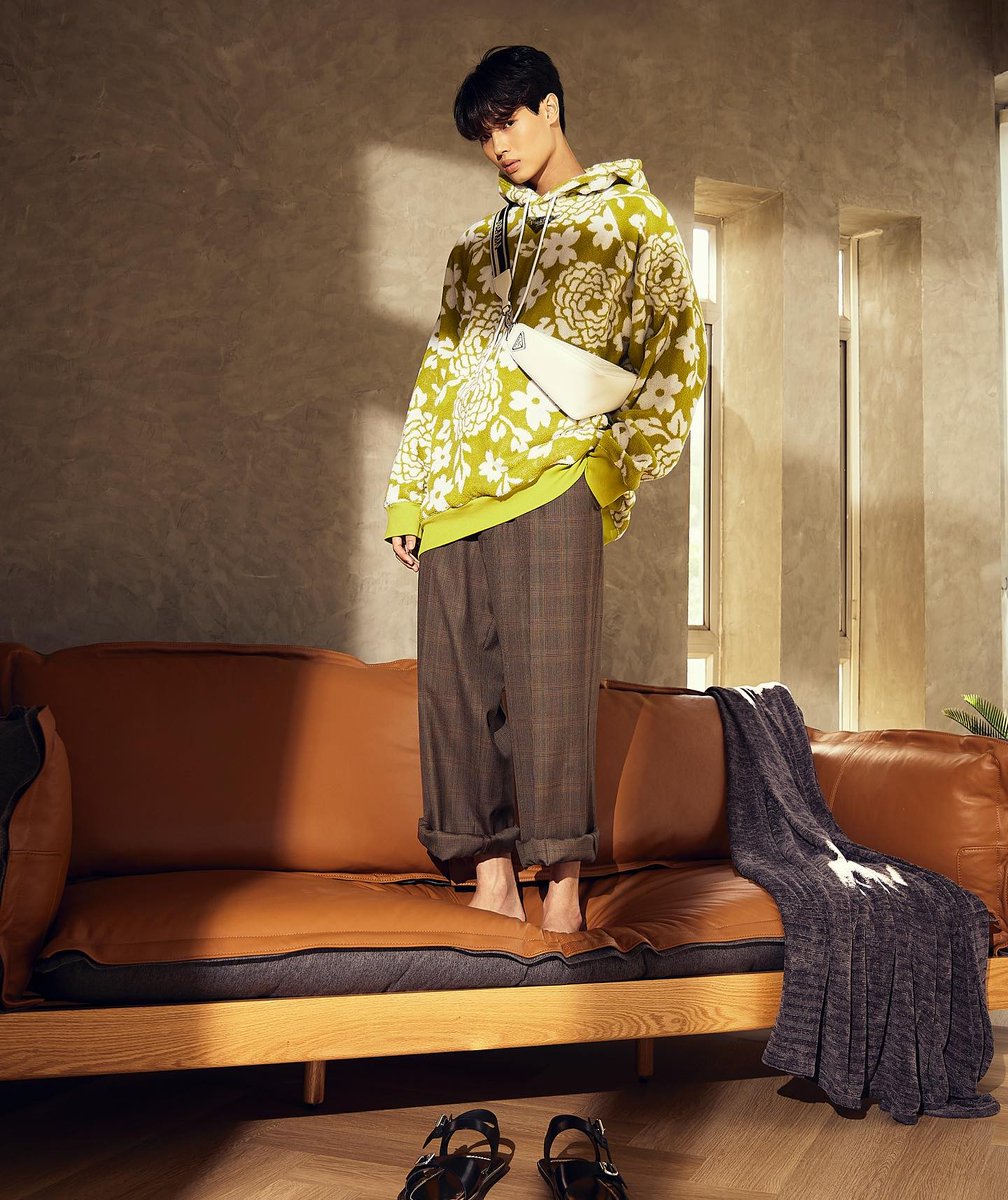 kaoru_2gether's tweet photo. 2022.01.16   3 years ago ②

 #PradaFW22
 #winmetawin

cr. eedzilar IG https://t.co/PSsVQnA8K9