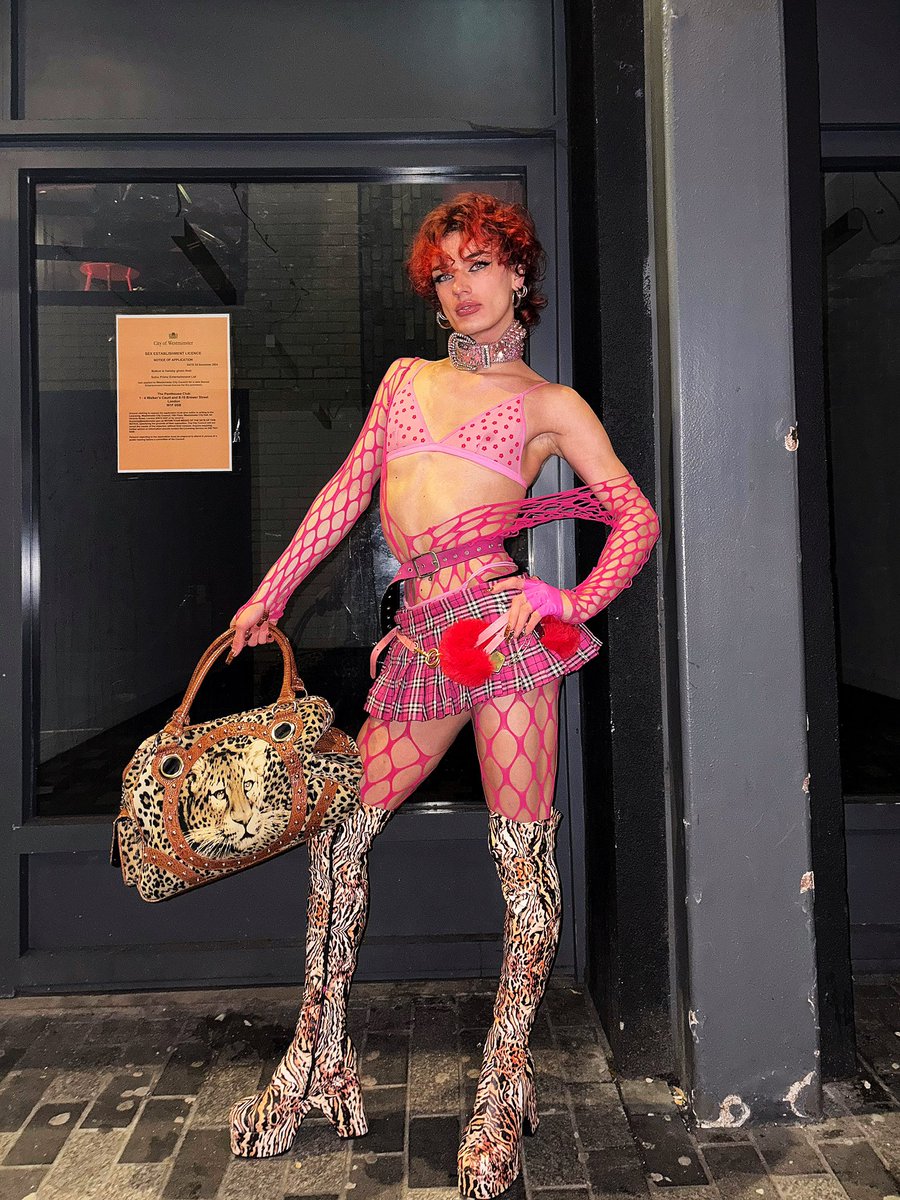 xandiblu's tweet photo. Guess what’s in my bag, and I’ll flash you xxx🥰💖😘 https://t.co/rkhvJpluOJ