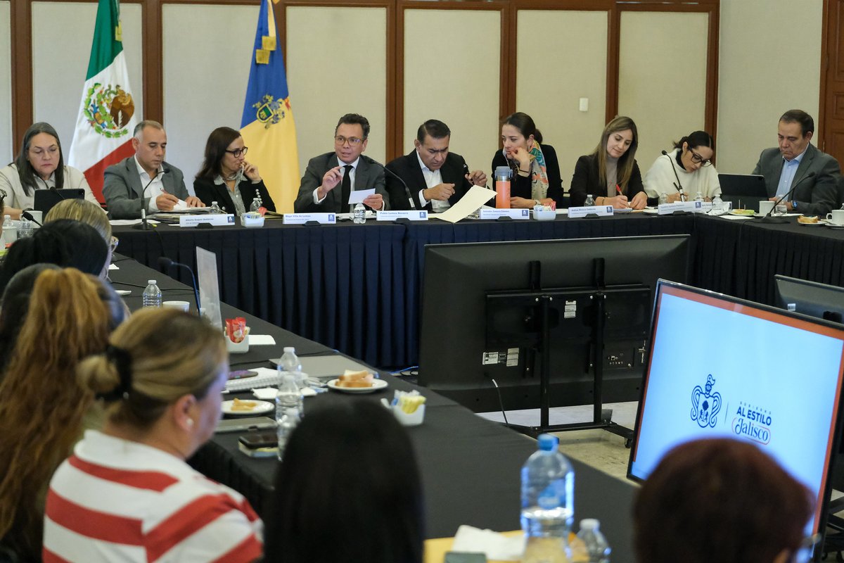 En la reunión de este miércoles acordamos ratificar al titular de la <a href="/BusquedaJal/">Comisión de Búsqueda de Personas de Jalisco</a>, Víctor Hugo Ávila Barrientos, mientras que en la Fiscalía Especializada en Personas Desaparecidas, la actual titular Blanca Trujillo Cuevas permanecerá de manera interina.