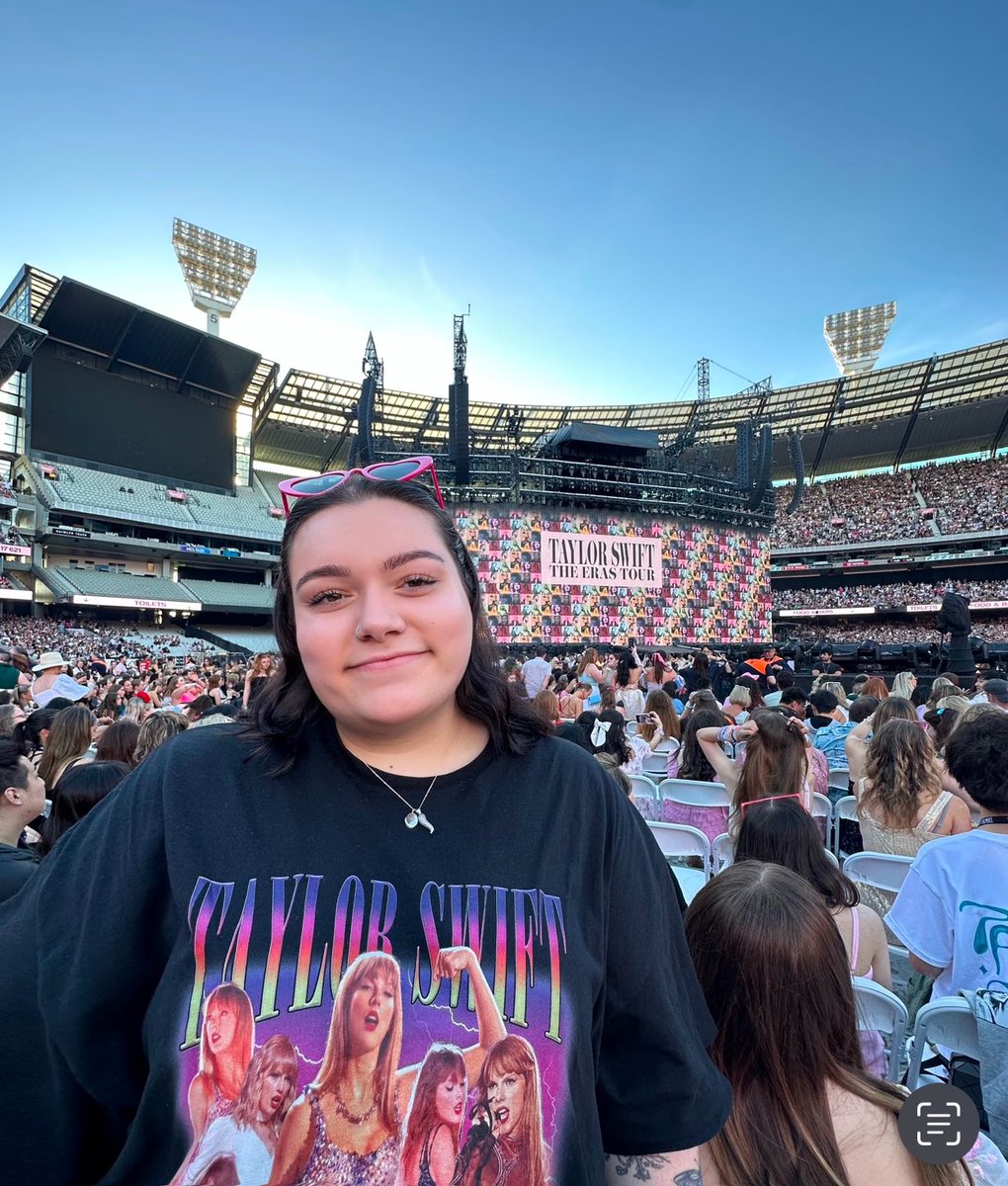 biancadello's tweet photo. Had the time of my life with youuuuuuu  #SecretGardensInMyMind #Melbourne @taylornation13 @taylorswift13 https://t.co/EZLVcwAZxx