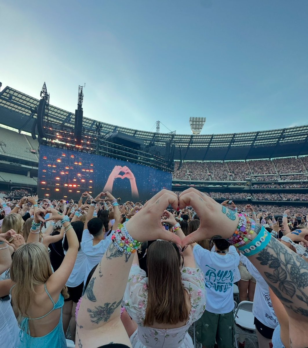 biancadello's tweet photo. Had the time of my life with youuuuuuu  #SecretGardensInMyMind #Melbourne @taylornation13 @taylorswift13 https://t.co/EZLVcwAZxx
