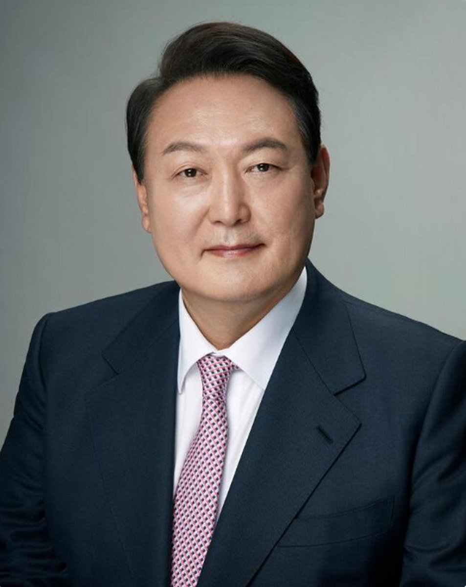 【你好，我是尹锡悦，刚刚被捕了，但手机还没收走，只要你 V 我 50，我就能指挥军队夺回我大韩，到时候把大邱、蔚山或者光州割让给你。】