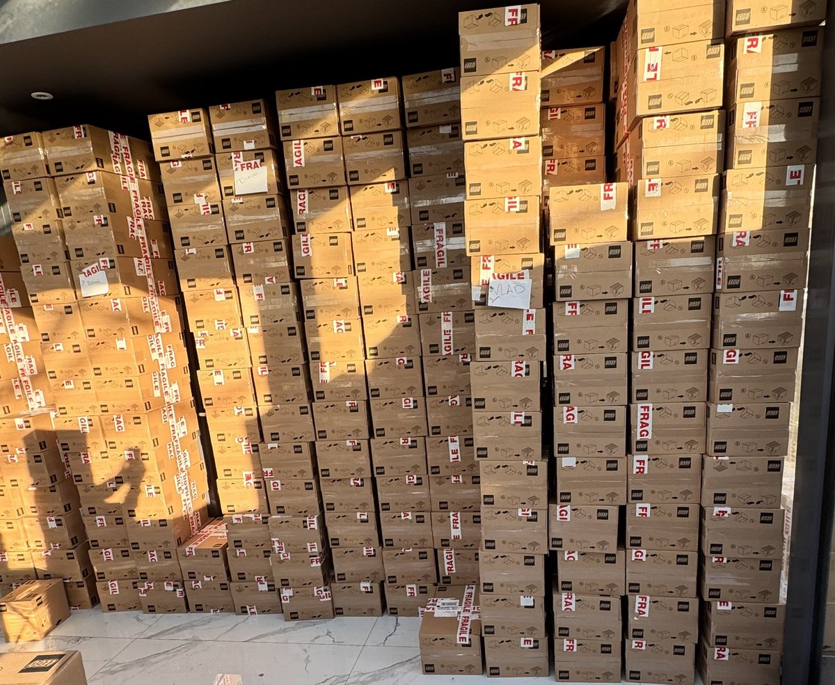 minifigmaddness's tweet photo. All LEGO Minifigures 71048 Series 27 preorders and orders have been shipped now via Express 1-2 day delivery! &amp; receive your order in 2 days or get your shipping cost back! - https://t.co/7bZ9R4W4jP https://t.co/zYygjFTfqB