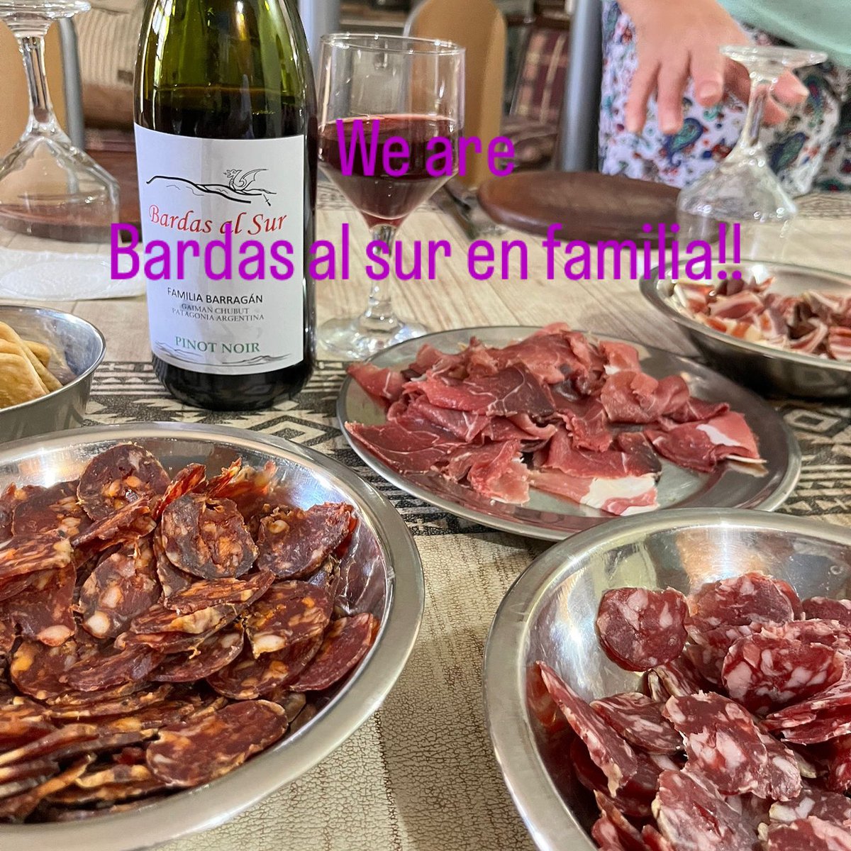 CHARLIEWINES's tweet image. #bardasdelsur pinot noir the family seats at noon all together to enjoy #greattimes a la table?