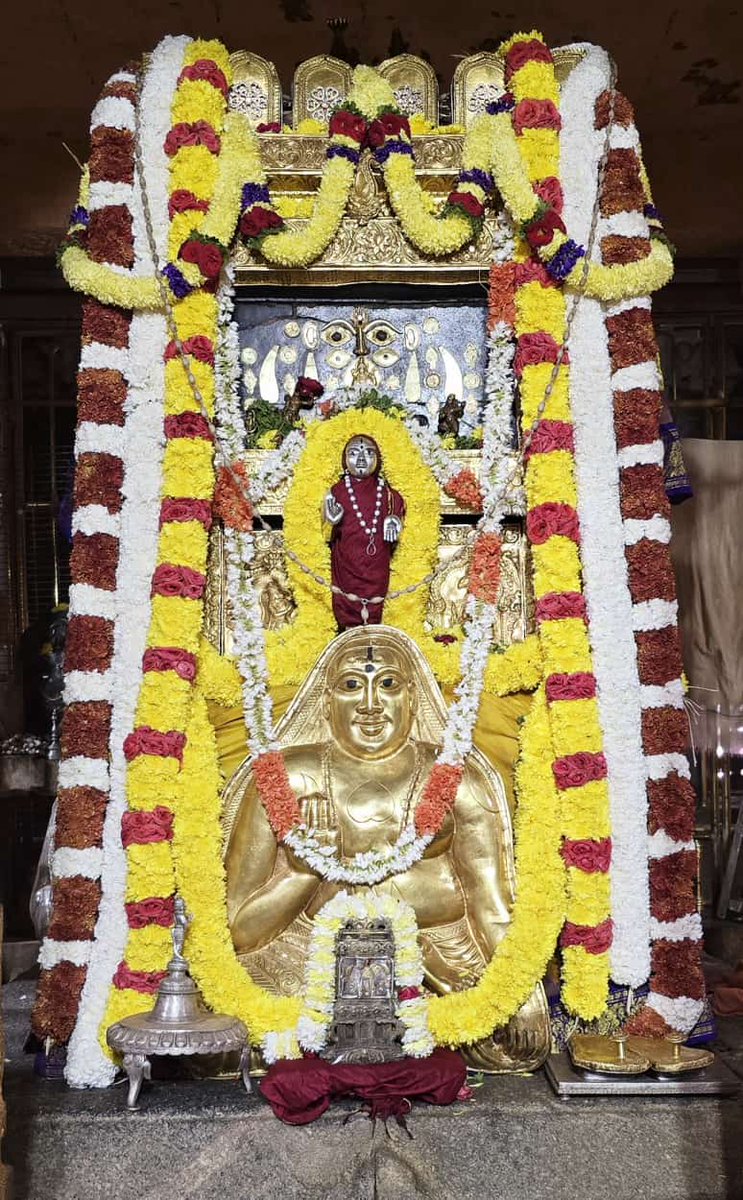 Jaggesh2's tweet photo. ಇಂದಿನ ರಾಯರ ಬೃಂದಾವನ ಅಲಂಕಾರ ದರ್ಶನ 🙏 https://t.co/iJKhRvY4Rc