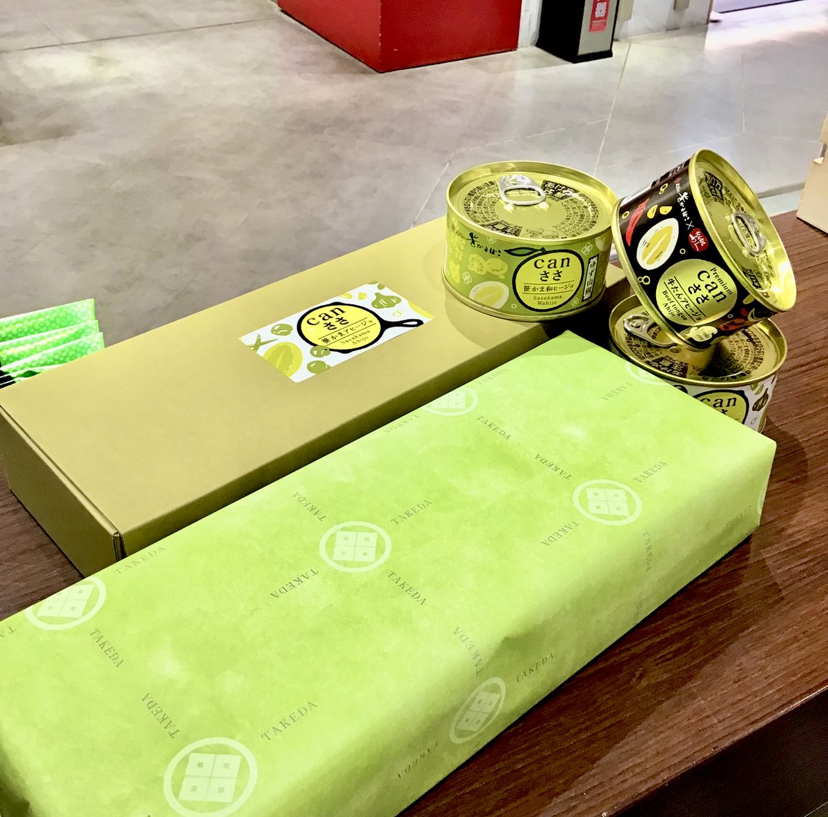 Takesasa_spl's tweet photo. 慶事や季節の贈り物などに人気の
【can笹アヒージョ　3種3缶セット】
ラッピング対応しました🙌

お祝い事が増える春にアヒージョの缶詰はいかがですか？！
国内全国発送対応いたします！

詳しくは店頭まで♪
#can笹アヒージョ
#仙台みやげ https://t.co/W2H1ZtViT2