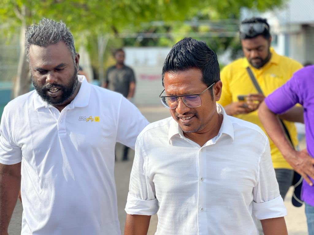 AhmedRaisam's tweet photo. ޒުވާން އުމުރުގަ މަޖިލިސް ތިން ދައުރު ނިއްމާލި އިރު ވެސް ވައްކަމުގެ އިނގިލި ދިއްކޮއް ނުލެވުނު މީހަކު ޑިމޮކްރެޓްސް ގެ ރައީސް ކަމައް އައުން ވާނީ ޒުވާނުން ނަައް ސިޔާސީ ގޮތުން ކުރިއައް ދާން ލިބޭނެ ހިއްވަރަކައް.
#InthiAeku
#WeTheDemocrats https://t.co/qTmfWlE7az