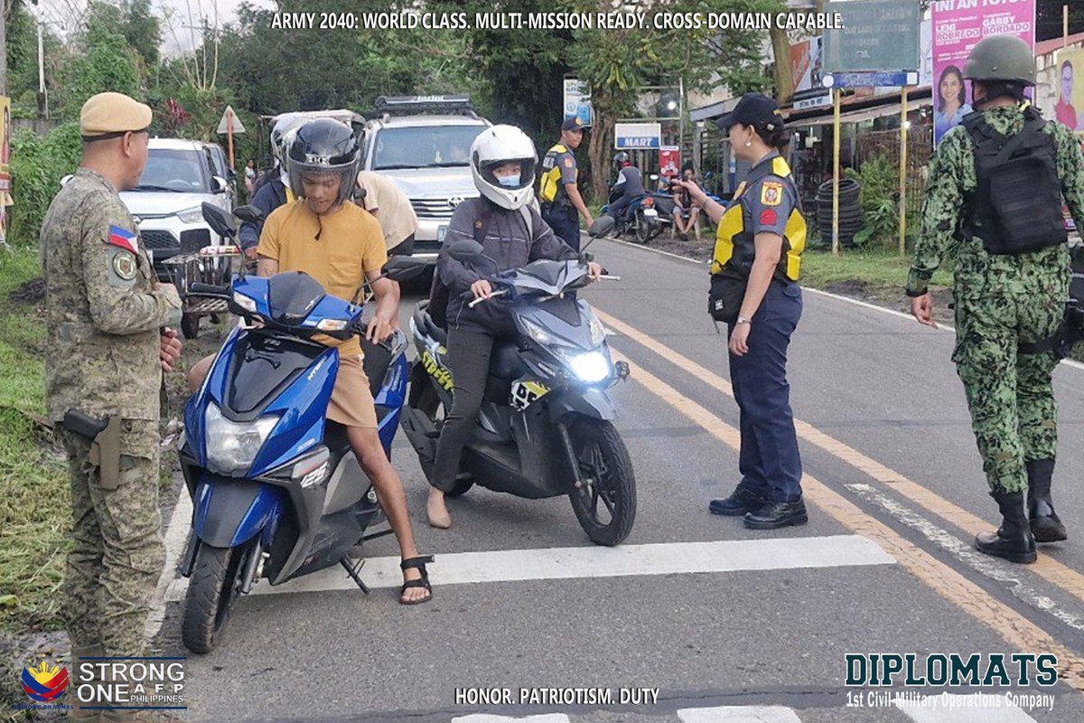 Nine1Diplomats's tweet photo. JOINT AFP - PNP COMELEC CHECKPOINT

#AFPyoucanTRUST
#PhilippineArmy
#StrongUnitedReliable
#KaagapayNgMgaBikolano https://t.co/g7nFpC5LsW