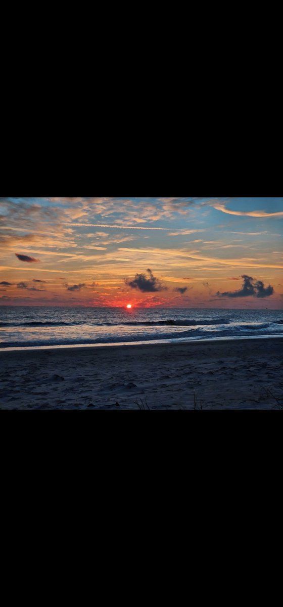 Kristanna's tweet photo. This weekend, we decided to embrace spontaneity &amp; took a spur of the moment trip to the beach! Watching the sunrise with the sound of waves crashing was a magical way to reset and reconnect as a family.
Sometimes, the best moments are the ones you don't plan. #FamilyTime https://t.co/Vel4nHAseA