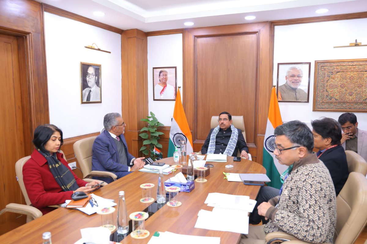 Shri Pralhad Joshi, Union Food and Consumer Affairs Minister chairs meeting with Food Ministers of 5 States.

Uttar Pradesh, Madhya Pradesh, Bihar, Gujarat and Rajasthan can contribute wheat substantially to the central pool.

Click on the link below to read more...