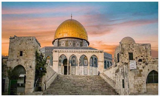 صباح القدس كم قلنا لها انتظري
سيأتينا صباحٌ فيهِ تنتصري

ستُشرِقُ فيه شَمسُ النصْرِ ساطعةٌ
كذلك سُنَةُ الرحمن في البشرِ

💛💛