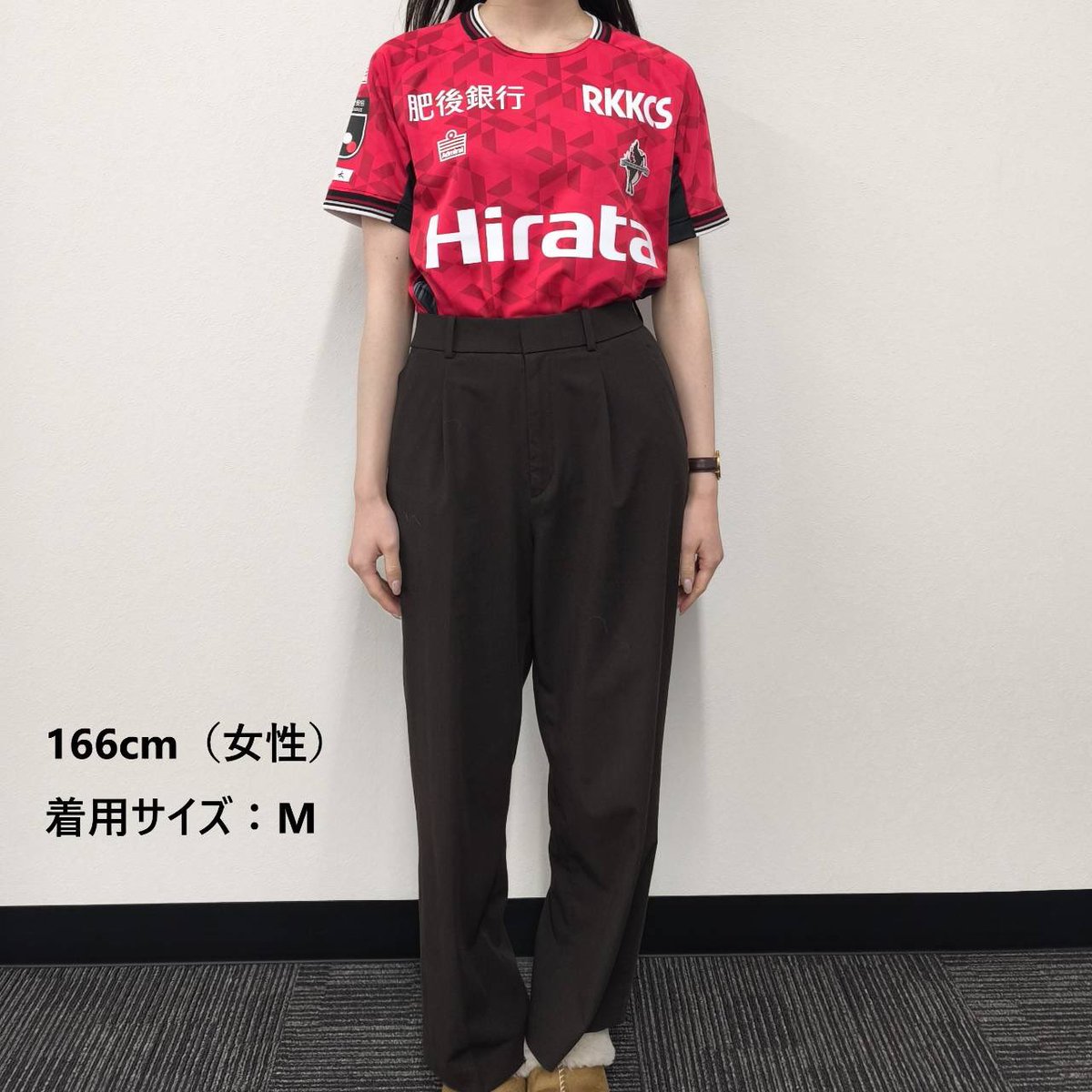 roassoofficial's tweet photo. スタッフがユニフォームを
試着してみました！
⭐️⭐️⭐️⭐️⭐️⭐️⭐️

身長：166cm（女性）
普段着サイズ：MまたはL

ユニフォーム着用サイズ：M

少しゆとりがあります！中に薄手のインナーを着る場合は、Mサイズが適しています。

ユニフォームの購入はこちら
➡️https://t.co/XnX5K37Y20

シーズンシート・ファンクラブに入会してロアッソ熊本を応援しよう‼️✊🏻
➡️https://t.co/DRIW0iEyFQ