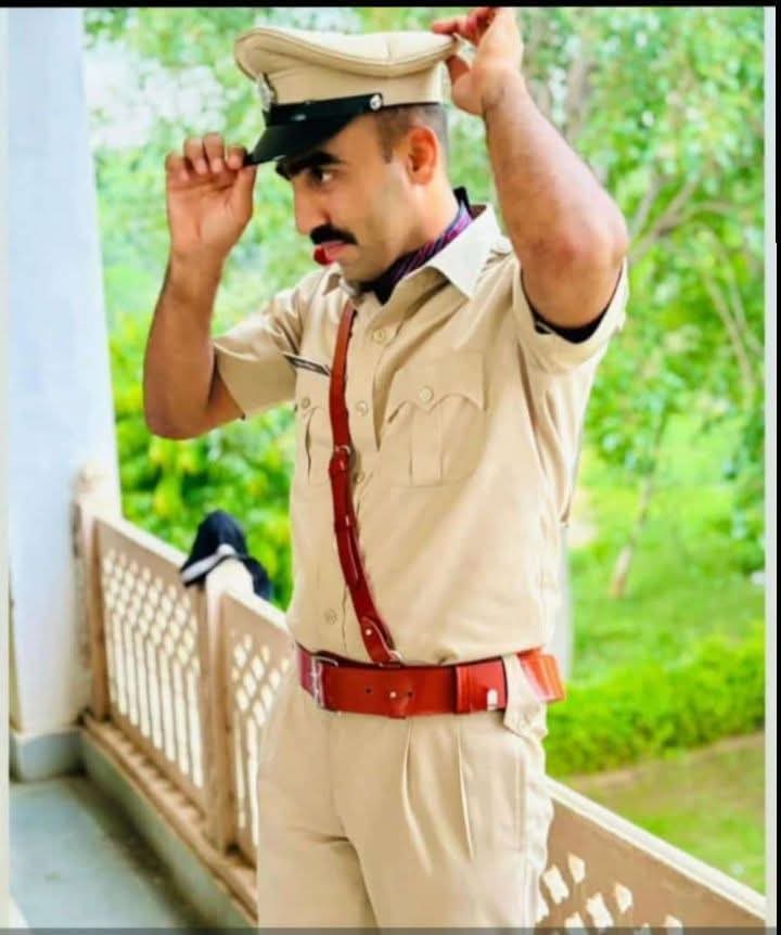 GopalRj04's tweet photo. #विद्या मन्दिर #हरसाणी के पूर्व छात्र #गुमानसिंह राजपुरोहित गिराब को SI राजस्थान पुलिस 1st ज्वाइनिंग उदयपुर मिलने पर हार्दिक बधाई एवं उज्ज्वल भविष्य की शुभकामनाएं।* @UdaipurPolice @IgpUdaipur  @The_rajpurohits https://t.co/Fk5Xqm8Ice