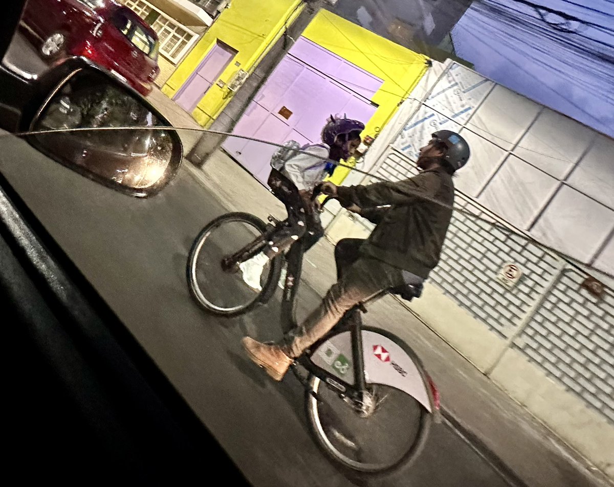 Shannyael's tweet photo. @ecobici ¿esto se permite? 
Adulto con niña en la canastilla https://t.co/FHgEorogA6