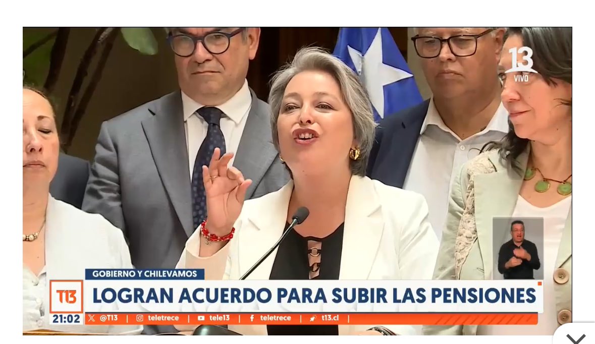 conmiplataNO's tweet photo. Nos vieron la cara! El Estado empezaría a recibir nuestras cotizaciones apenas parta la Reforma, pero los trabajadores pa’ la cola. Hasta el 3er año NO hay cotizaciones para las cuentas de los trabajadores. Liiinddooo! @jacoloma @galilea_rodrigo @lcruzcoke @jeannette_jara https://t.co/mNC0OhbPoL