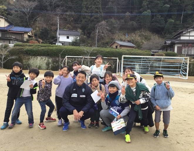 AvispaF's tweet photo. 【12/16（月）東峰村 アビスパサッカー教室開催のご報告】

昨年12/16（月）に #村上昌謙 選手が #東峰村 に訪問し
東峰学園の子どもたちと交流しました⚽

東峰学園の皆さん
ありがとうございました😊

当日の活動の様子は🔽
https://t.co/fwn8N77TjN

#アビスパ福岡
#うちの自慢のフレンドリータウン https://t.co/k1i5tak1h9