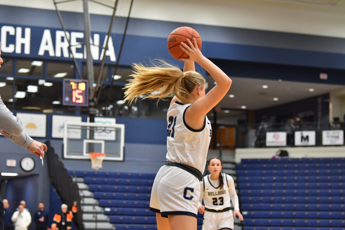 🏀 | Images from a first half of <a href="/CUNEwbb/">Concordia-NE WBB</a> vs. Mount Marty. Bulldogs lead by 15 at the break.

📸: Hannah Wilson