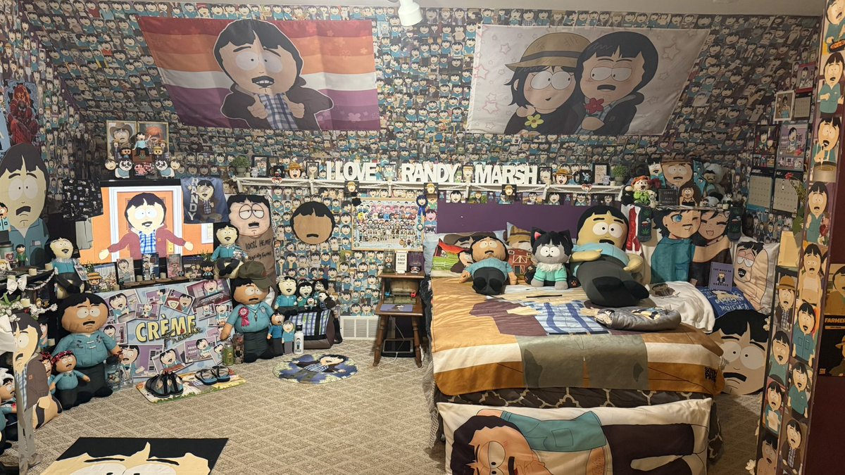 tokitaffy's tweet image. in honor of our 3 year anniversary in a few days, here’s an update to the shrine/room of my husband, randy marsh!! 👨🏻🌾🩷
🧵 (1/?)
#yumetwt #southpark #randymarsh