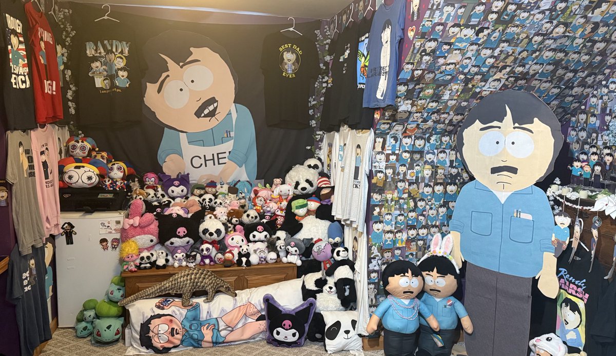 tokitaffy's tweet image. in honor of our 3 year anniversary in a few days, here’s an update to the shrine/room of my husband, randy marsh!! 👨🏻🌾🩷
🧵 (1/?)
#yumetwt #southpark #randymarsh