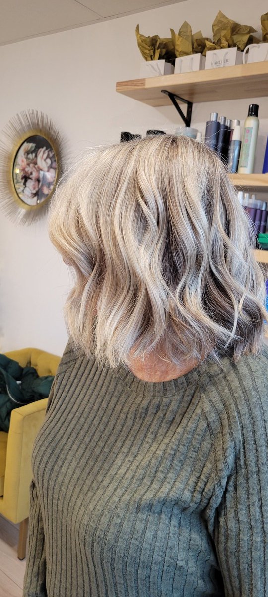 drager_ann's tweet photo. New Year and New hairstyle, cut off 5 inches. 🤍 https://t.co/UgSKqBcwk2