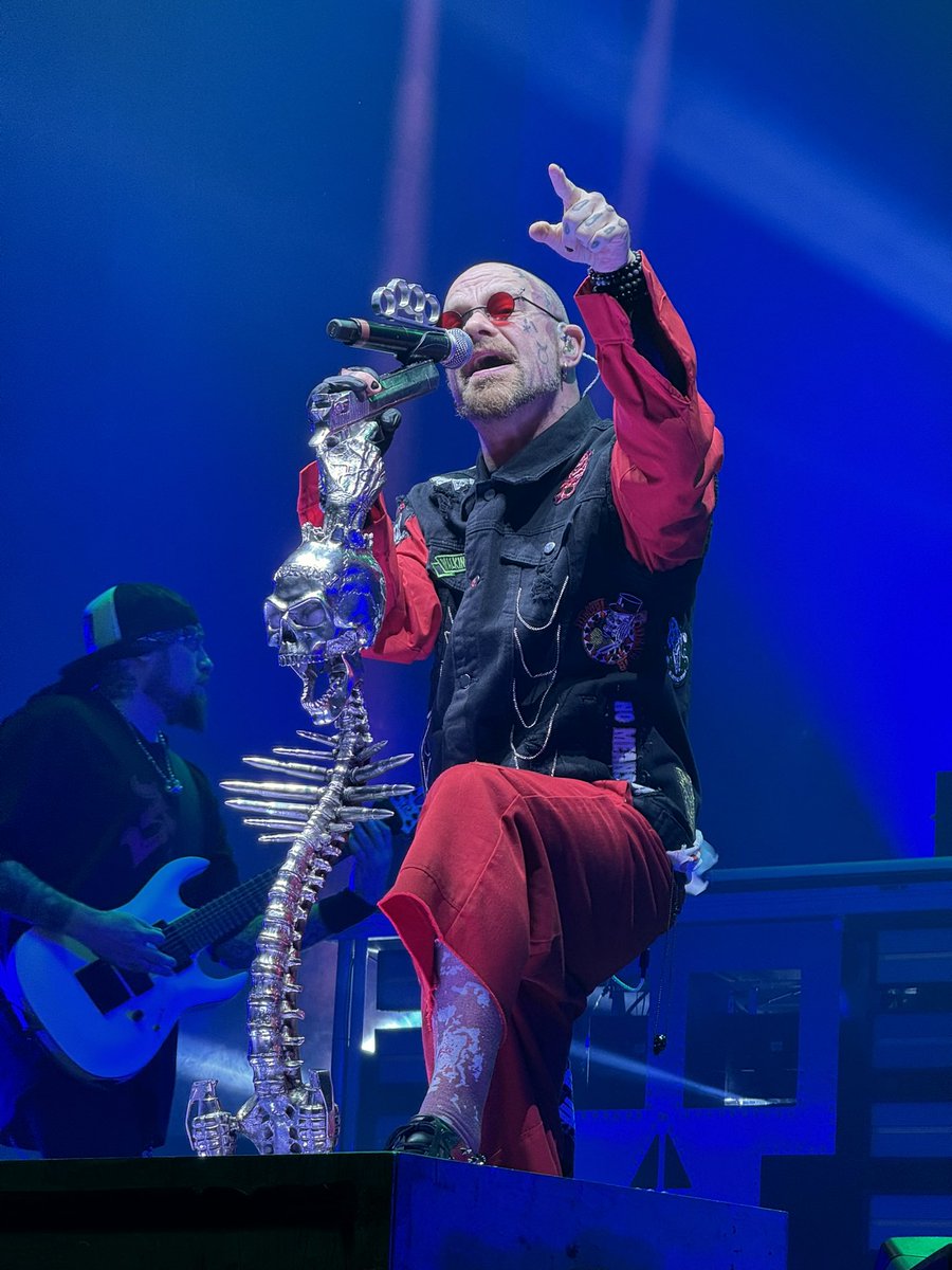 Happy birthday <a href="/IvanLMoody8/">Ivan L Moody</a>  here’s a picture I got at the Amsterdam gig!