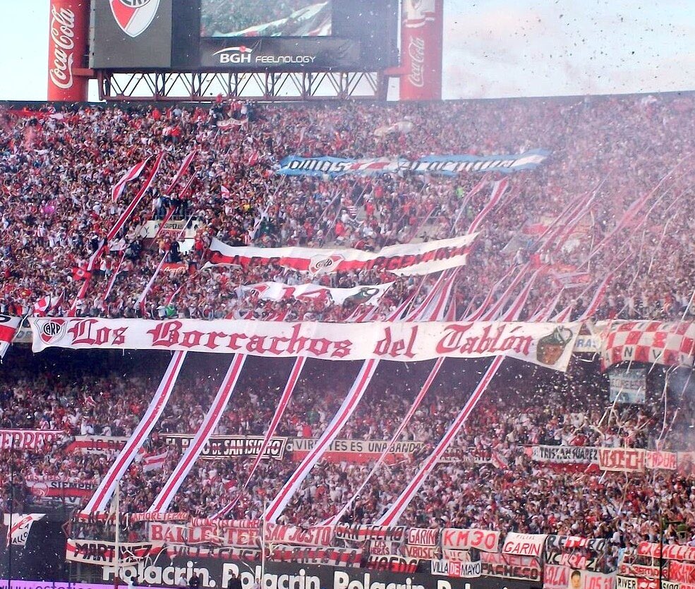Lucasvazquez0's tweet photo. Los borrachos del tablon, los trapos con los nombres de los barrios, el color rojo y blanco predominando en las tribunas

Esto es river, la historia de este club no se negocia. https://t.co/06rLMwz4Uu
