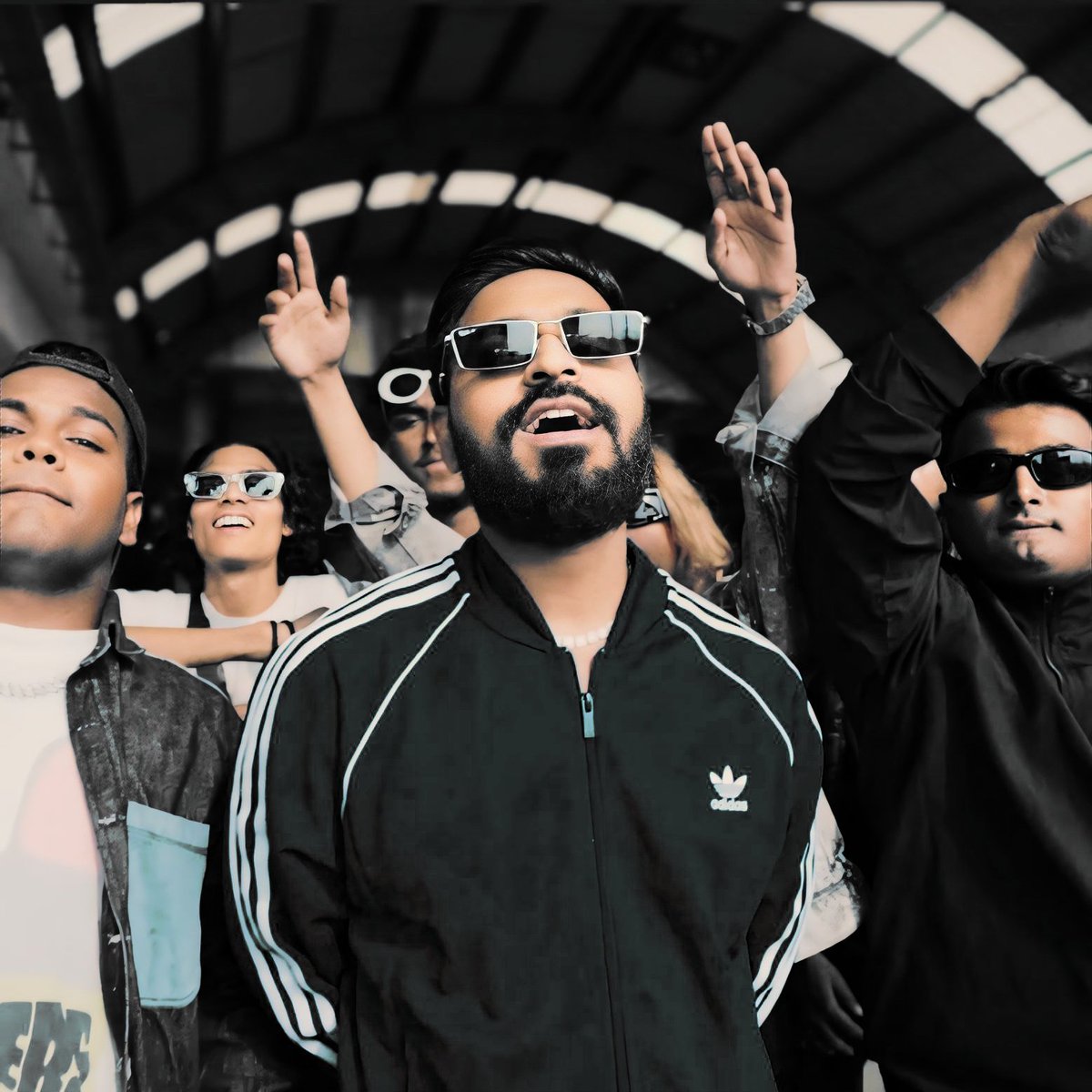 BantaiPayback's tweet photo. Haan Maharashtra mulga beta Mumbai ka local mai ๐จ๐๐ป๐ #bkptotalhai ?
#emiwaybantai #kyatotal #lyricsorganicartist #bantairecords #bantaistyle #bantaistudio #bantaikipublic #bantaipayback #eborganiclife #ebfansgreat #godisbantaikipublic #lyricskabaaphaibantai #mhn #ebrapgod https://t.co/Zhr5Rsukbs