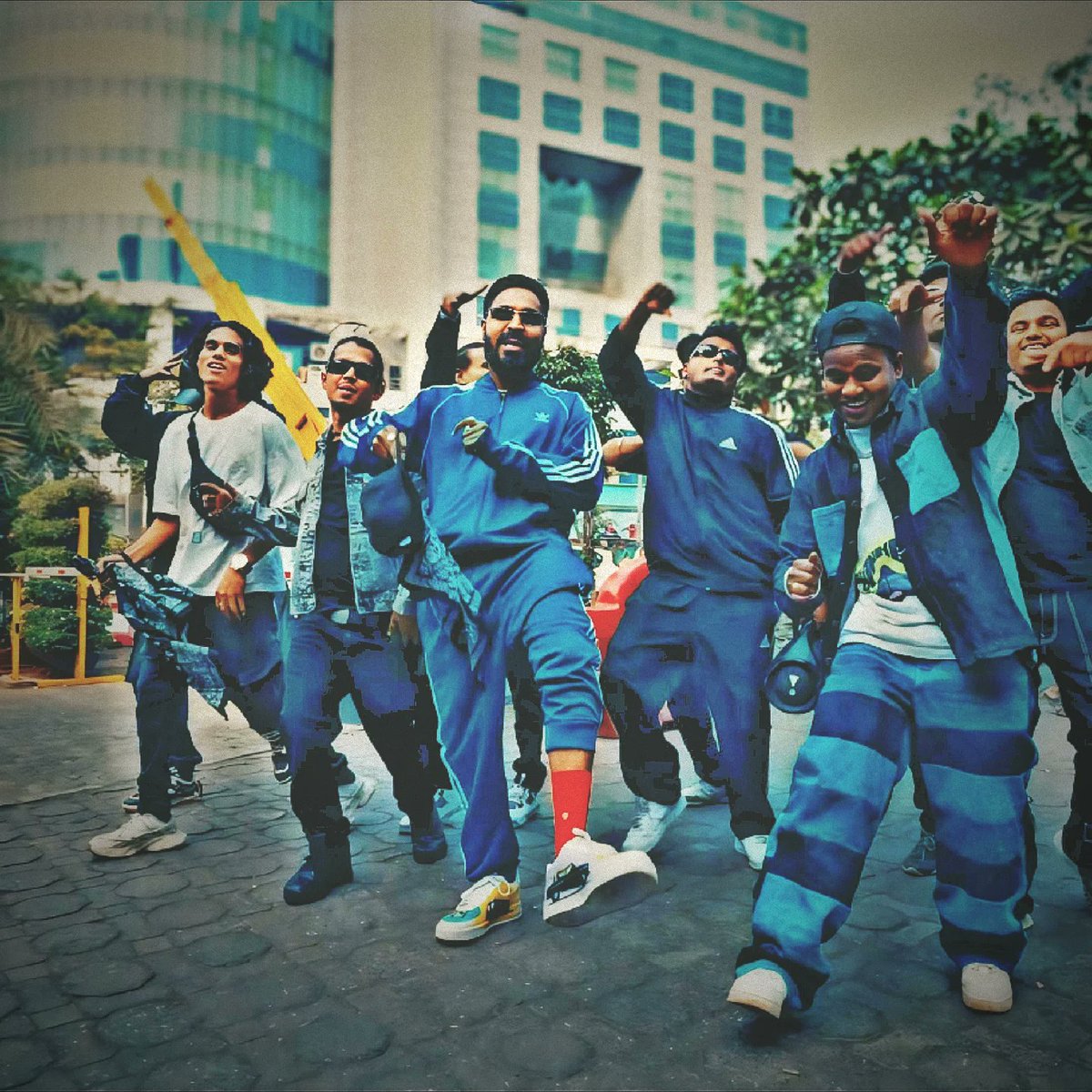 BantaiPayback's tweet photo. Haan Maharashtra mulga beta Mumbai ka local mai ๐จ๐๐ป๐ #bkptotalhai ?
#emiwaybantai #kyatotal #lyricsorganicartist #bantairecords #bantaistyle #bantaistudio #bantaikipublic #bantaipayback #eborganiclife #ebfansgreat #godisbantaikipublic #lyricskabaaphaibantai #mhn #ebrapgod https://t.co/Zhr5Rsukbs