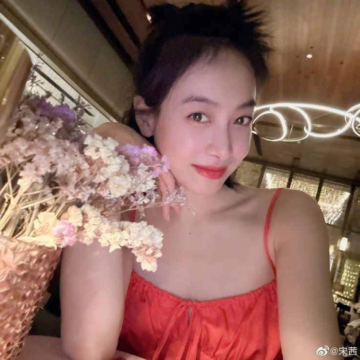 krywsta's tweet photo. @ActCircleSQ ㅤ ㅤ ㅤ ㅤ
Closeday Mission : "5 Things About Victoria Song" https://t.co/8Wej8bLOt7