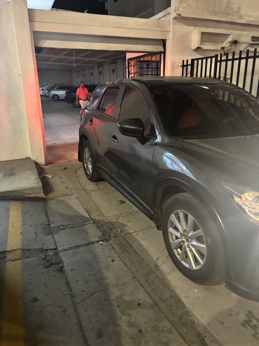lalicabrera12's tweet photo. ¡El colmo! La gente en Cartagena parquea donde le da la gana. Hoy me tocó hacer marometas para sacar mi carro del parqueadero de mi casa porque un carro se parqueó en toda la salida, a pesar de haber una señal de prohibido parquear @dumek_turbay @DATT_Cgena https://t.co/xCSH8UyQHJ
