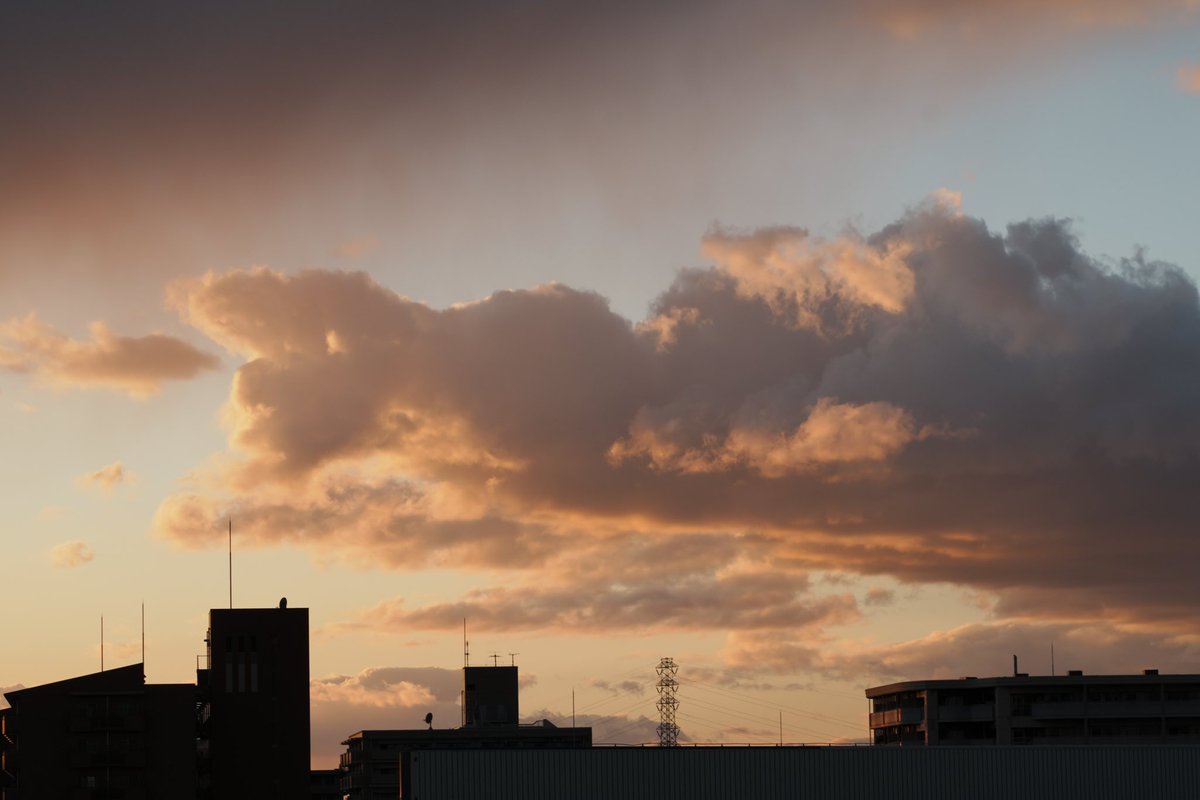 n_m0920's tweet photo. 昨日の夕空が綺麗すぎた！
4Kで読み込んでみてください🌇
#4K画像 https://t.co/lUQrngKKCY
