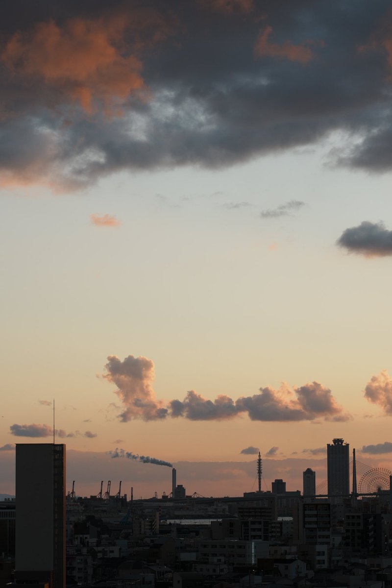 n_m0920's tweet photo. 昨日の夕空が綺麗すぎた！
4Kで読み込んでみてください🌇
#4K画像 https://t.co/lUQrngKKCY