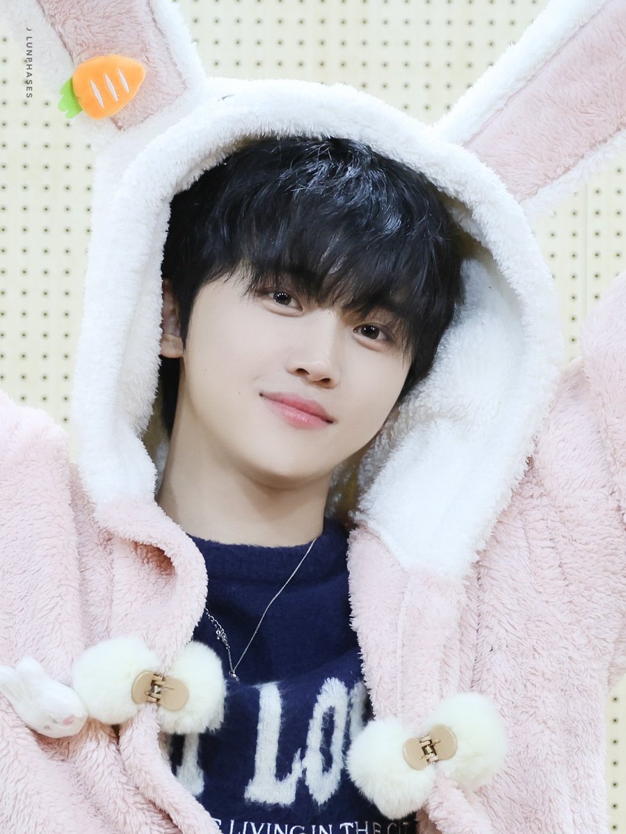 LUNPHASES's tweet photo. 따뜻하게 입고 나가용💗

241116
#루네이트 #LUN8 #ルネイト
#도현 #DoHyun #ドヒョン https://t.co/mRoPIoLFGn