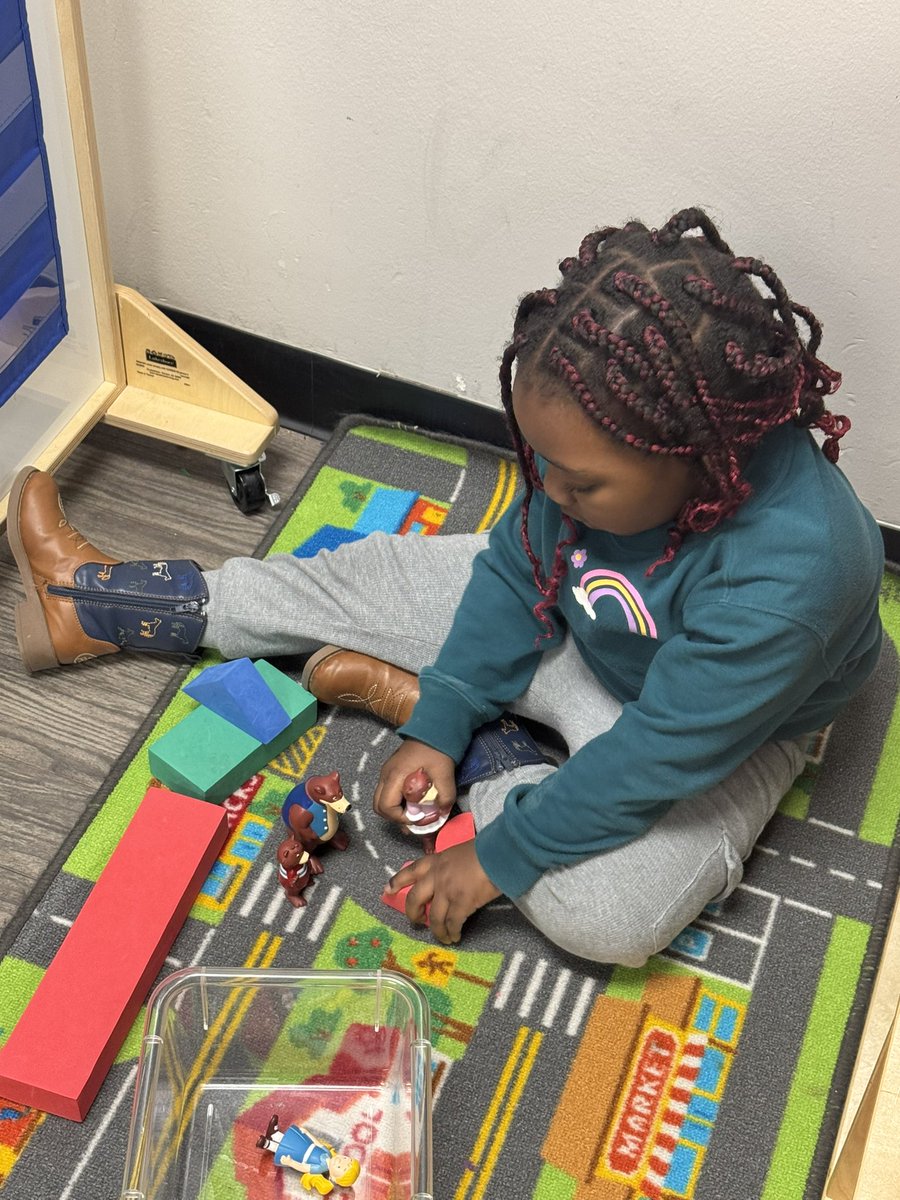 npinilla1's tweet photo. #Prek3 #The3Bears #AVID #VennDiagram #WorkingTogether #PurposefulPlay @ForestLnAcademy #RISD https://t.co/ZyROmjE4Vq