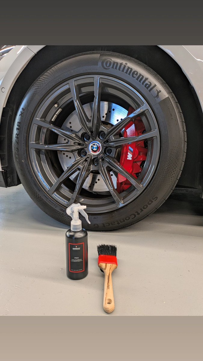 klaxingsv's tweet photo. SWISSVAX PNEU
塗布して数分後タイヤの側面は漆黒の輝きに
タイヤゴムから失われたうるおい成分を補い、ひび割れの発生を抑えます
ホイールやボディに付着しても無害です
#klaxing #クラクシング
#SWISSVAX #スイスバックス #SWISSVAXPNEU #タイヤ #東京都 #板橋区 https://t.co/vyOvIKaDim