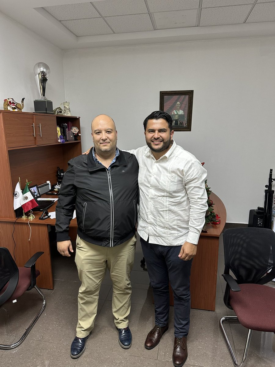 Con el Dip. Miguel Ángel Moreno, Presidente de la Comisión de Hacienda en donde se buscará fortalecer a los Mpios. para contribuir a resolver las necesidades más apremiantes de las y los Hidalguenses!! <a href="/CongresoHidalgo/">LXVI Legislatura de Hidalgo</a> <a href="/AndresVeVa_/">Andrés Velázquez Vázquez</a>