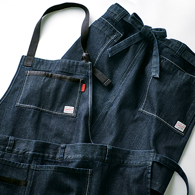 servo_uniformx's tweet image. ＼老舗ブランドの国産デニムを使ったエプロン／
ワーカー目線のこだわりがつまった🙏おしゃれなエプロン👖
日本初の国産ジーンズブランドＣＡＮＴＯＮ🄬のものづくりのスピリットを受け継いでいます‼️　
＃サーヴォ　＃国産デニム　＃エプロン　＃企業公式相互フォロー