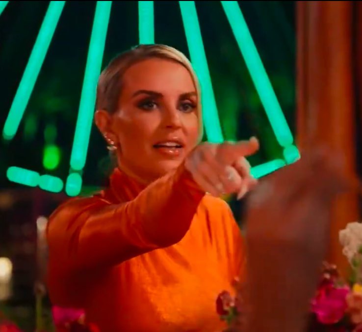 Amy__A_'s tweet image. From the season premiere to the season finale Whitney stayed on Lisa’s neck 😭😭