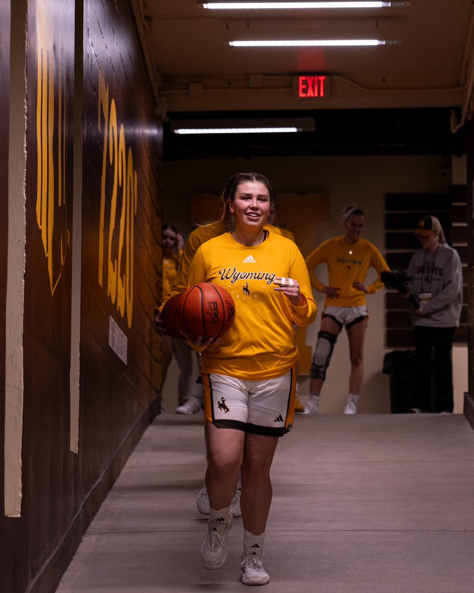 wyo_wbb's tweet photo. Lead ‘em out @joslinigo11 https://t.co/29CXJrcCJ4