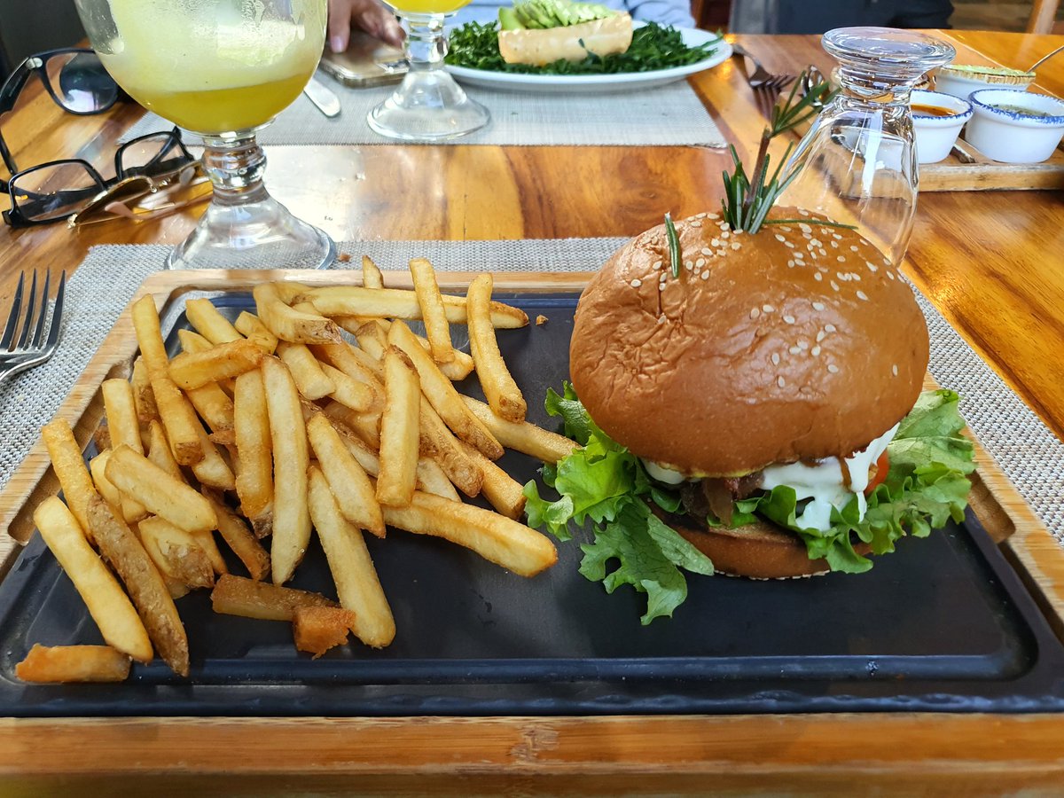 OOMENORD's tweet photo. Usar un romero pa sostener la hamburguesa 🤔🤔 https://t.co/Zb6LVsACKV