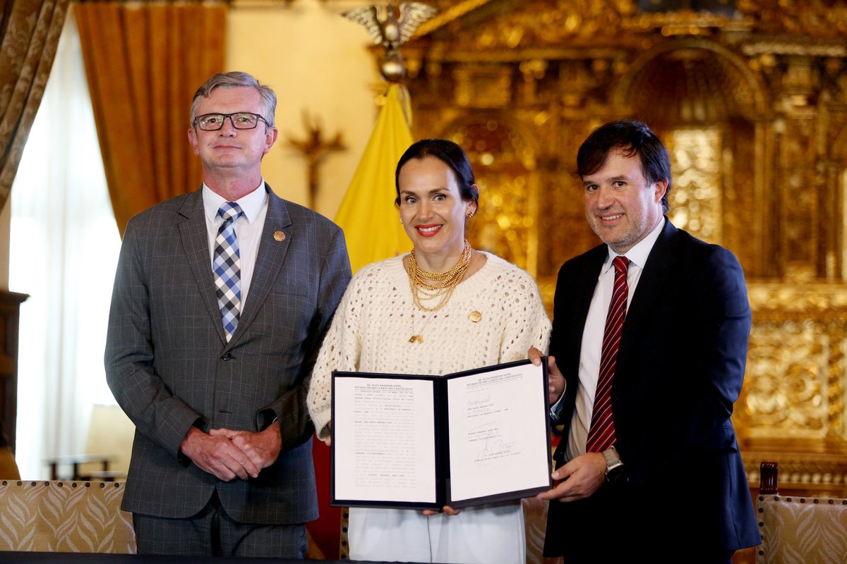 ¡Avance histórico en energías limpias 🇪🇨! Hoy se firmó la Adenda al Contrato de Concesión del Proyecto Eólico Villonaco III.

✅ Son💲 181 millones de inversión que reducirán 321 mil toneladas de CO2 al año. 

✅ Y más de 900 empleos directos.
#ElNuevoEcuadorResuelve