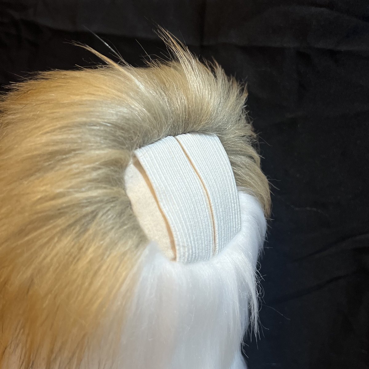 Did you know we offer two different forms of elastic attachment? Our classic version and this one! Our fully attached elastic allows for a snug fit against your back for a seamless attachment!

#hybridnightcreations #furry #commission #hybridnight #cosplay #coyote #fursuit