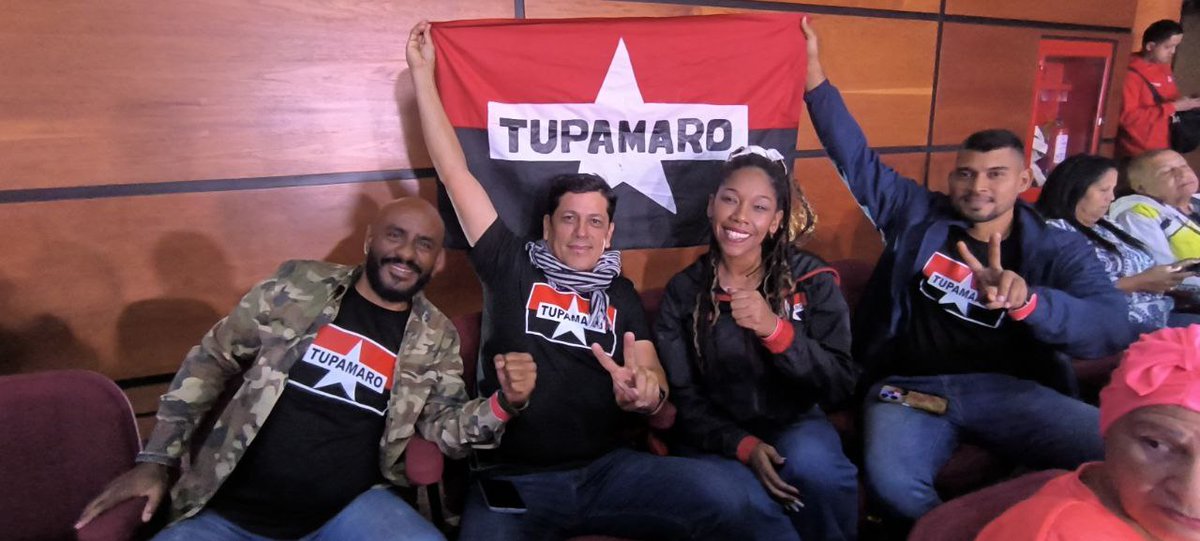 TupamaroMRT_'s tweet photo. Hoy #Miercoles desde el programa @ConElMazoDando conducido por el camarada @dcabellor nuestros Rebeldes dicen presente alzando la bandera rojinegro que con orgullo representa a nuestro Movimiento Revolucionario.

 #LogrosYVictoriaPorLaPaz
#TupamaroJuróConNicolas https://t.co/qzBKIexQ6t