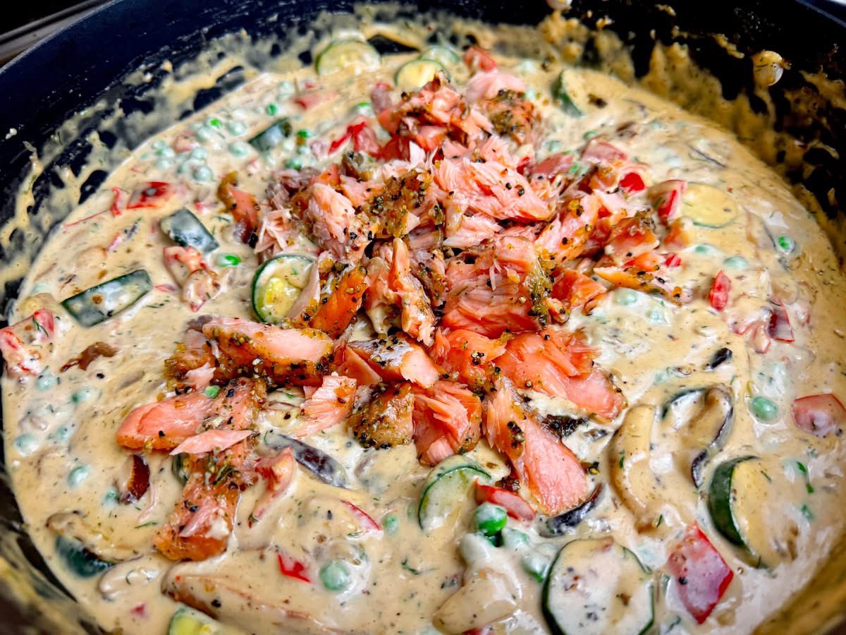 dishblock's tweet image. Move over tuna noodle casserole…. there’s a new pasta dish in town and it is loaded with the most delicious maple &amp;amp; smoked pepper salmon from CCedar Bay Grilling Company  This casserole was crazy delicious with some very interesting flavor combinations and had my family going…