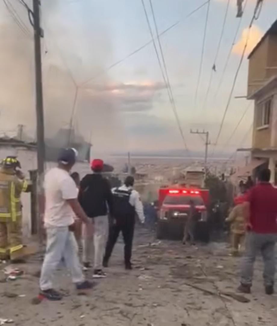 GaboOrtega73's tweet photo. Explosión de polvorín deja 4 adultos y 2 menores y 6 viviendas dañadas. Ocurrió en cerrada 2 de marzo y Sor Juana Inés de la Cruz col. Olmedo II
#Chimalhuacán #Edomex https://t.co/02yfR34gIo