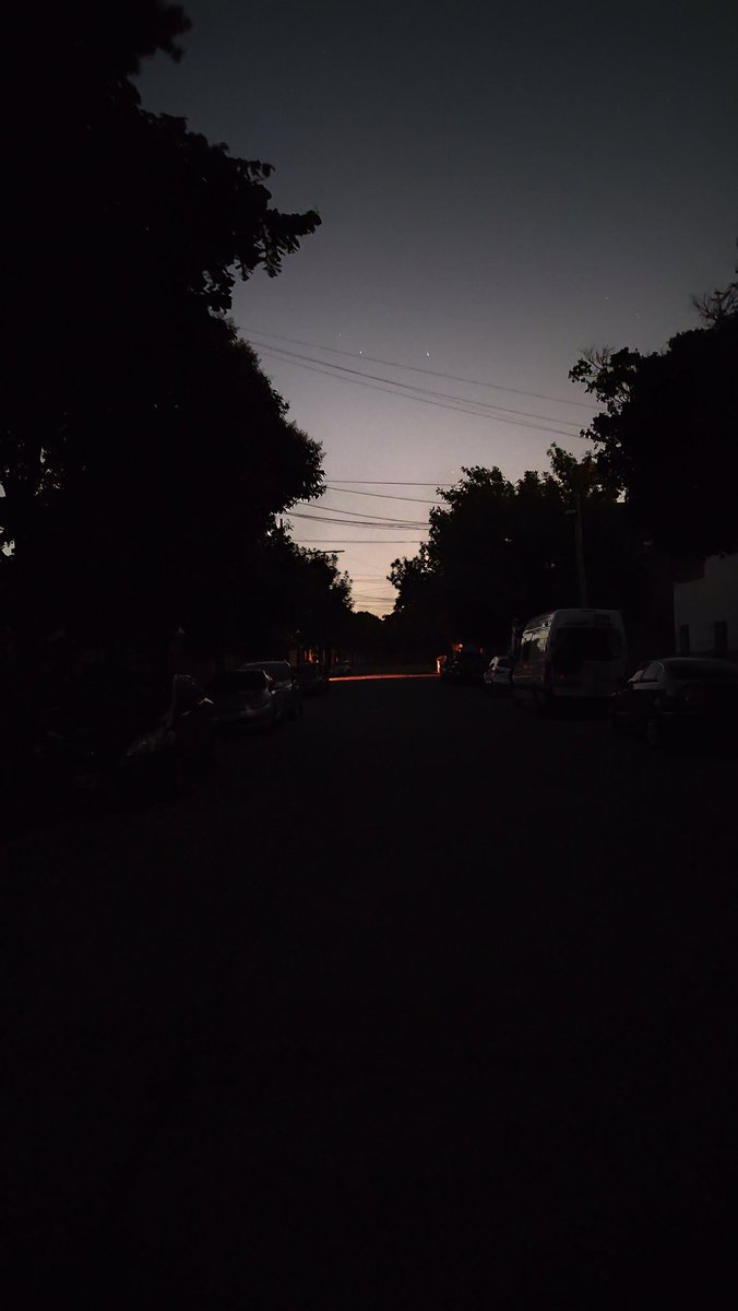 wfrhds's tweet photo. @OficialEdesur @todonoticias #TNdeNoche Parque Avellaneda sin luz, se escucharon bomberos #sinluz #EDESUR https://t.co/l0yGyI99Il
