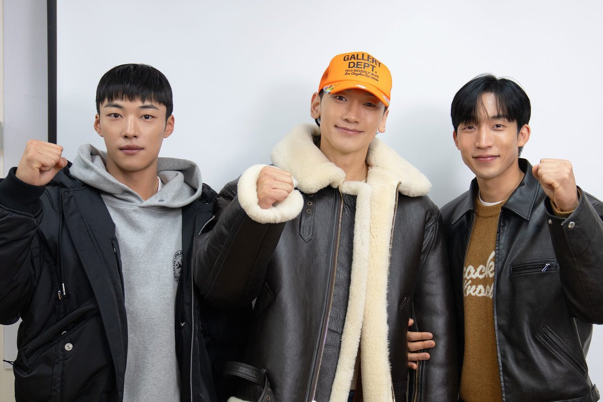 soompi's tweet photo. #WooDoHwan And #LeeSangYi Confirmed To Return For Season 2 Of "#Bloodhounds" + #Rain Joins Cast
https://t.co/v2JotUf2BY https://t.co/NskAroycYa